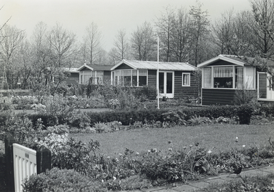 501067 Gezicht op enkele volkstuinen op het complex van volkstuindersvereniging ATV De Hoge Weide (Hogeweide 5A) te Utrecht.